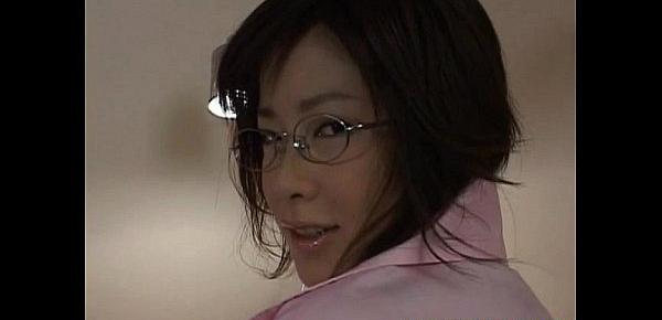  Kasumi Uehara with specs plays with her cunt